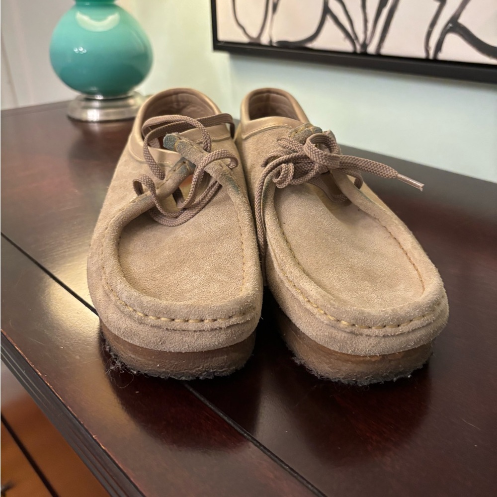 Women’s 11 Clarks Wallabees